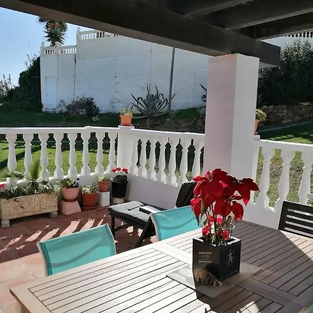펜션 House On Beachfront, 30 Metres Sea